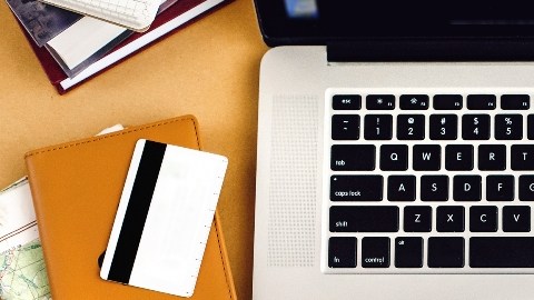 Mensajes personales y consulta del tiempo son las cosas que mñas tiempo hacen perder en la oficina./Shutterstock