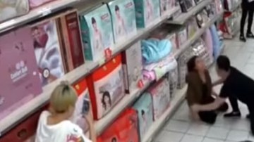 Cibernautas insisten en que la mujer estaba poseída por una fuerza maligna.