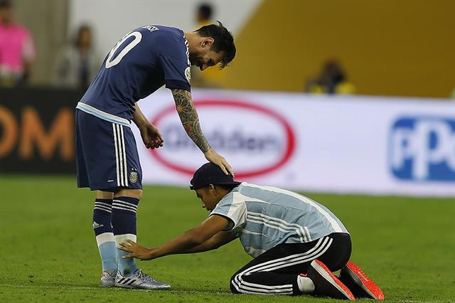 Hincha se le hinca a Messi