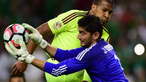 Jesús Corona atrapa el balón ante la llegada del venezolano José Salomón Rondón en la pasada Copa América Centenario.