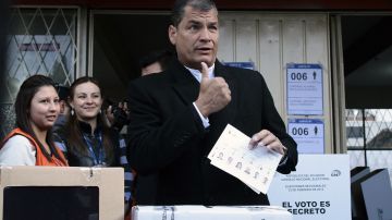 El presidente Rafael Correa deposita su voto en en las elecciones municipales de 2014.