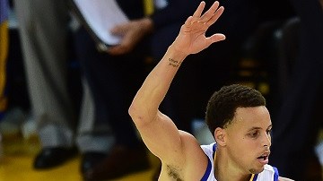 LeBron James y Stephen Curry durante el juego 1 de las finales del 2015.