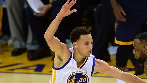 LeBron James y Stephen Curry durante el juego 1 de las finales del 2015.