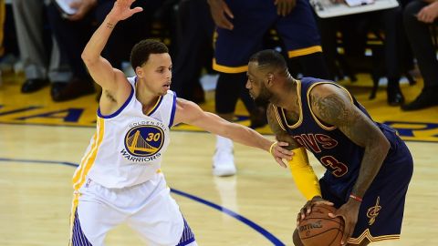 LeBron James y Stephen Curry durante el juego 1 de las finales del 2015.