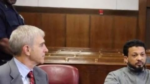 El detenido no fue informado de que su fianza se rebajó a $2.