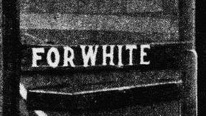 Cada uno por su puerta en el "Café de Al", una muestra de la segregación en EEUU