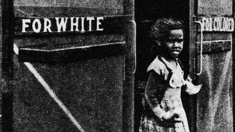 Cada uno por su puerta en el "Café de Al", una muestra de la segregación en EEUU
