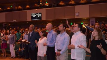 Rick Scott, gobernador de Florida, y Carlos López-Cantera, vicegobernador, junto a los pastores NIno González y Gabriel Salguero en iglesia El Calvario en Orlando, donde se realizó un acto de oración por la paz y en memoria de las víctimas del atentado terrorista en Orlando.