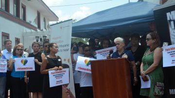Nancy Rosado, vicepresidenta de la organización Misión Boricua de Orlando, llamó a la paz, se describió como gay y categóricamente rechazó este ataque de violencia.