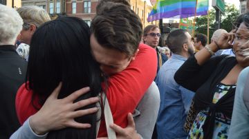 Miembros y simpatizantes de la comunidad LGBT se reunieron esta tarde en Chicago en una emotiva vigilia por la masacre de Orlando.