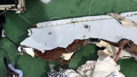 Parte de los restos del vuelo MS804 de EgyptAir que fueron encontrados.