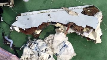Parte de los restos del vuelo MS804 de EgyptAir que fueron encontrados.