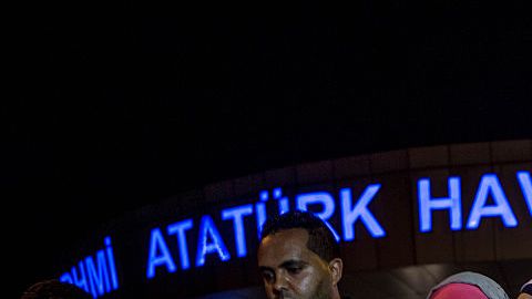 Viajeros abandonan el aeropuerto más grande de Turquía, después de un ataque suicida con bomba en las primeras horas del 29 de junio de 2016, en Estambul.