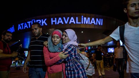 Viajeros abandonan el aeropuerto más grande de Turquía, después de un ataque suicida con bomba en las primeras horas del 29 de junio de 2016, en Estambul.