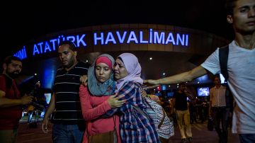 Viajeros abandonan el aeropuerto más grande de Turquía, después de un ataque suicida con bomba en las primeras horas del 29 de junio de 2016, en Estambul.