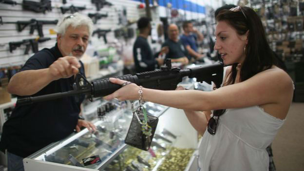 Tienda de armasImage copyrightGETTY IMAGES Image caption Los vendedores de armas en EE.UU. deben verificar los antecedentes de los compradores, lo cual no ocurre usualmente en Facebook.