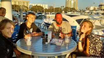 Ace Kimberly, de 45 años, y sus hijos Rebecca Kimberly, de 17; Donald Kimberly, de 15, y Roger Kimberly, de 13, salieron de Sarasota el pasado domingo a bordo de una embarcación con destino a Fort Myers.