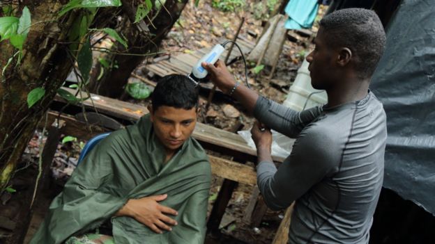 Esneider corta el pelo de Daniel. No pudo completar la tarea, la máquina estaba rota.