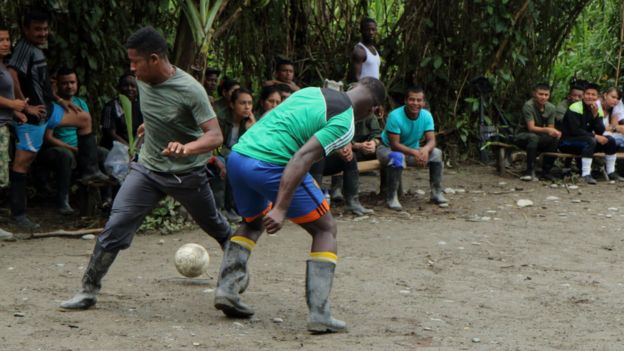 El fútbol, visto y jugado, es una de las grandes diversiones de los guerrilleros, que lo juegan casi todos con las botas que visten todo el tiempo. Este partido es parte de una especie de campeonato entre campamentos.
