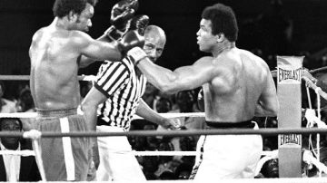 En el cierre del octavo asalto Ali salió de las cuerdas  y noqueó a  Foreman para recuperar sus títulos mundiales.