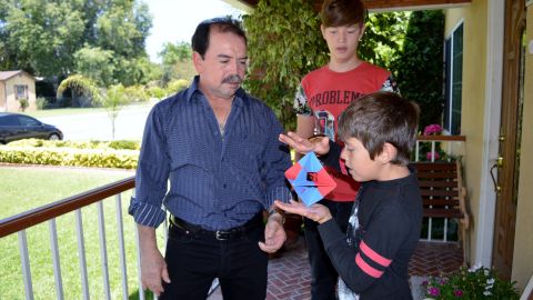 Gustavo García junto a Ángel y Michael, dos de los hijos de crianza que tiene en su casa. /ALEJANDRO CANO, ESPECIAL PARA LA OPINION