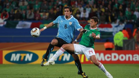 Chicharito enfrentó a Uruguay en el Mundial de 2010.