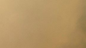 Un incendio forestal quema un bosque cerca de la autopista 101, en Calabasas al norte de Los Ángeles, California.