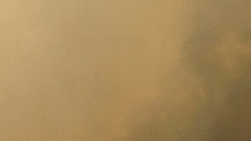Un incendio forestal quema un bosque cerca de la autopista 101, en Calabasas al norte de Los Ángeles, California.