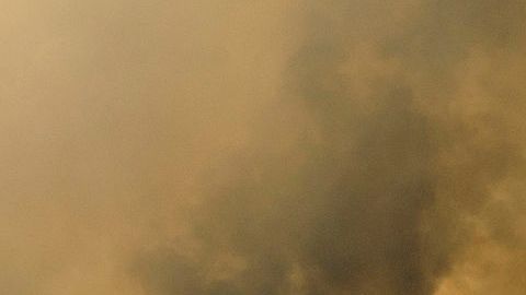 Un incendio forestal quema un bosque cerca de la autopista 101, en Calabasas al norte de Los Ángeles, California.