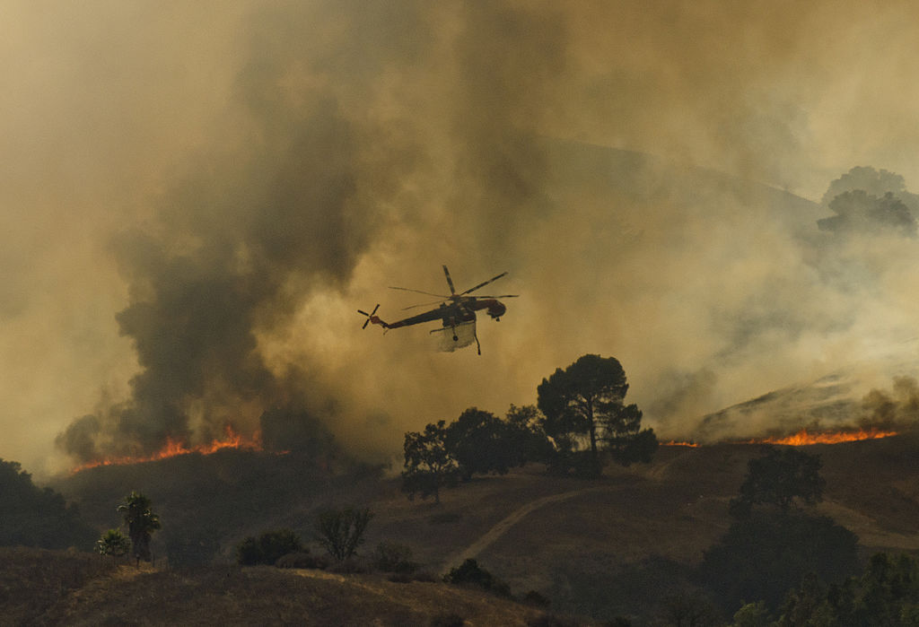 Un incendio forestal quema un bosque cerca de la autopista 101, en Calabasas al norte de Los Ángeles, California. 