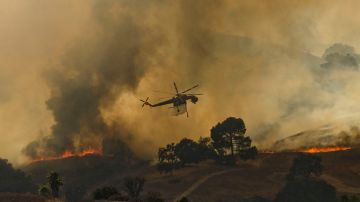 Un incendio forestal quema un bosque cerca de la autopista 101, en Calabasas al norte de Los Ángeles, California.