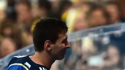 La decepción de Messi frente a la mirada de consuelo de Joseph Blatter en Maracaná.