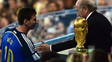 La decepción de Messi frente a la mirada de consuelo de Joseph Blatter en Maracaná.