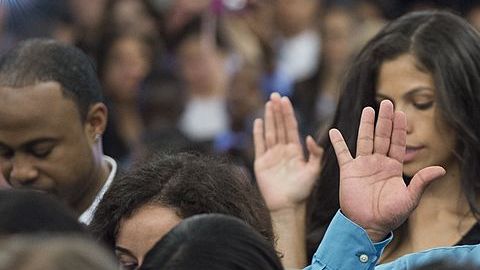 Una ceremonia de naturalización en los Estados Unidos. Junio es el Mes de la Herencia Inmigrante     (Photo credit should read SAUL LOEB/AFP/Getty Images)