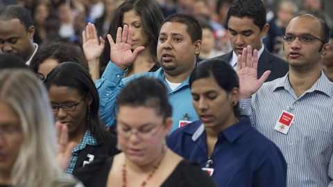Una ceremonia de naturalización en los Estados Unidos. Junio es el Mes de la Herencia Inmigrante (Photo credit should read SAUL LOEB/AFP/Getty Images)