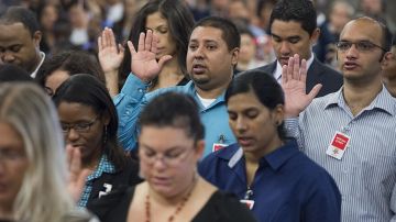 Una ceremonia de naturalización en los Estados Unidos. Junio es el Mes de la Herencia Inmigrante     (Photo credit should read SAUL LOEB/AFP/Getty Images)