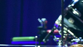 Christina Grimmie (i) y Adam Levine en la fiesta de lanzamiento del álbum iHeartRadio en iHeartRadio Theater en Burbank, California, el 26 de agosto de 2014.