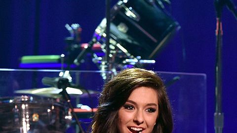Christina Grimmie (i) y Adam Levine en la fiesta de lanzamiento del álbum iHeartRadio en iHeartRadio Theater en Burbank, California, el 26 de agosto de 2014.
