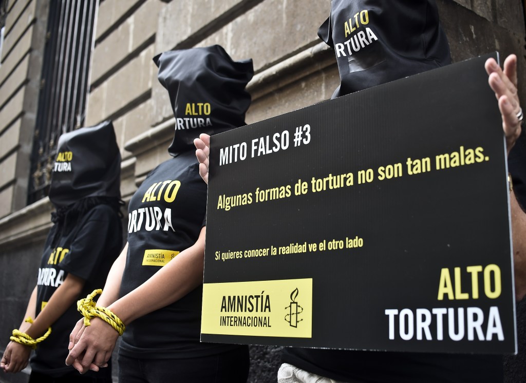 Activistas of Amnistía Internacional protestan frente al Colegio de Periodistas en contra de la tortura en México. 