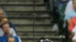 Adrián González no estuvo de acuerdo con el umpire de tercera y fue echado por eso.