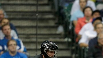 Adrián González no estuvo de acuerdo con el umpire de tercera y fue echado por eso.