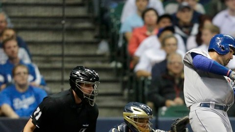 Adrián González no estuvo de acuerdo con el umpire de tercera y fue echado por eso.