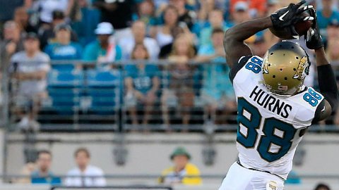 Hurns tiene que utilizar prendas de más para recubrir su cuerpo.