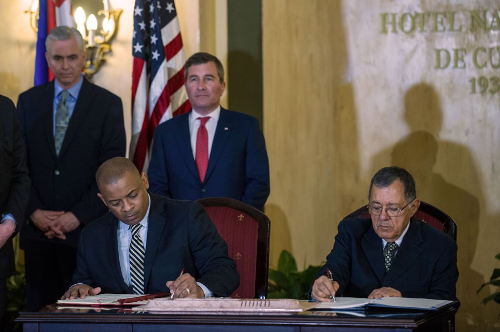 El Secretario de Transporte Anthony Foxx (Izq.) y su homólogo cubano, Adel Yzquierdo, firman el nuevo acuerdo autorizando hasta 110 vuelos comerciales diarios a la isla. 
