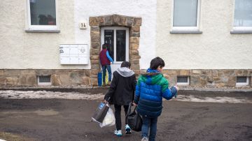 Alemania tramitó el año pasado 1.1 millones peticiones de asilo, un récord en la historia reciente del país. Muchos son asignados a diferentes centros alemanes de acogida.