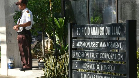 Un guardia custodia la entrada de la sede de Mossack Fonseca en Ciudad de Panamá.