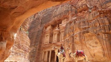 Petra es una ciudad labrada en piedra y considerada una de las Siete Maravillas del mundo.