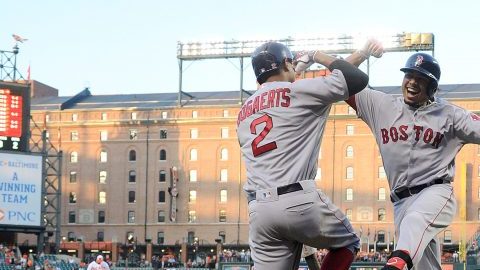 Mookie Betts (der.) se ha unido a Xander Bogaerts como las nuevas estrellas de los Medias Rojas de Boston.