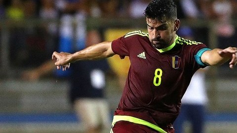 Tomás Rincón del Genoa italiano es el eje del ataque venezolano.