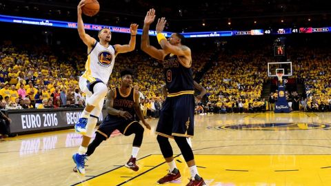 Curry no salió fino pero no hizo falta. Warriors se llevó el primero ante los Cavs.